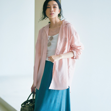 とろみ素材が上品な甘めピンクのシアーシャツを真夏のはおりものに