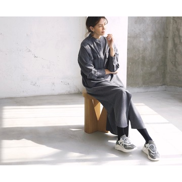 シックなグレーでまとめて、カジュアルコーデに凛とした空気をまとわせる。最高気温14℃｜3/13(水)【50代の毎日コーデ】