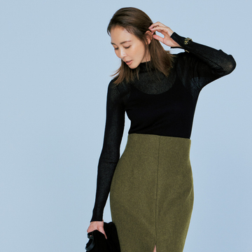 【50代に似合う冬のスカートコーデ】センタースリット＆ハイウエスト効果でウールスカートも辛口に決まる