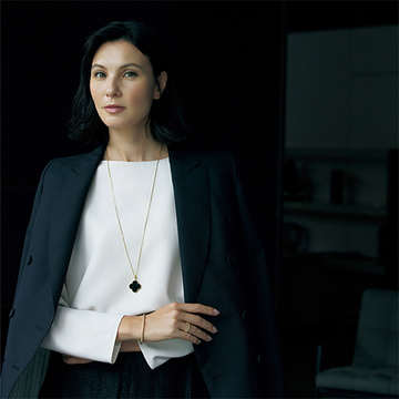 装いに上質なアクセントを！「ヴァン クリーフ&アーペル」の”黒のアルハンブラ”