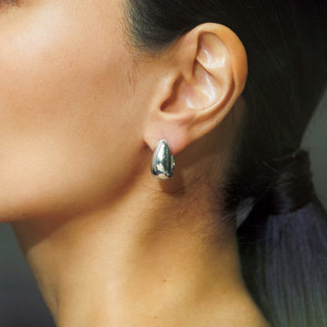 真夏にふさわしいクールジュエリー「SOPHIE BUHAIのフープピアス」