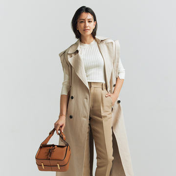 ベージュのワントーンは「白」を加えてパッと華やかに！パンツスタイル2選