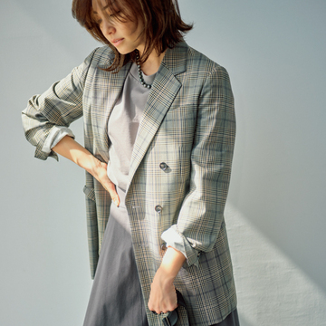 グレーTシャツ×ジャケットでエレガントなワントーンコーデ【気の利いたTシャツの着こなし】