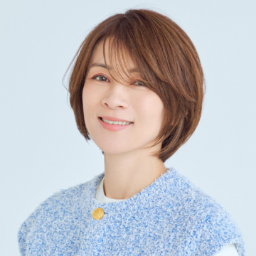 丸みフォルムとハイライトで、立体感と白髪カバーを叶えるショートヘア【50代髪型・ヘアスタイル】