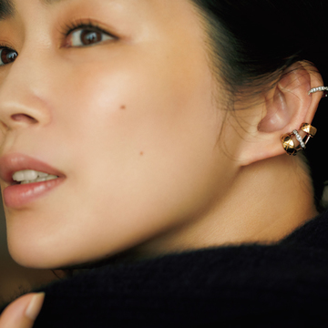 シャネル「ココ クラッシュ」のイヤカフで遊び心たっぷりに【ジュエリーブランドの小さなピアス】