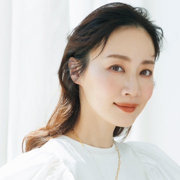 “きちんと感”が欲しいときのチークは「くすみレッド」がおすすめ