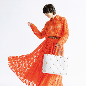 幅広いスタイルに使える「ヴァレンティノ」のショッピングバッグ【富岡佳子「絵になるバッグ」】