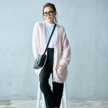 ゆったり腰まわりのテーパード黒パンツで淡ピンクを大人っぽく【この秋、優美な黒パンツ】