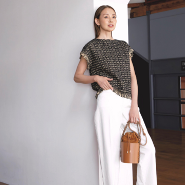 白デニムにツイード風ニットを合わせて、休日のカジュアルコーデをぐっと華やかに。気温26℃｜9/28(日)【50代の毎日コーデ】