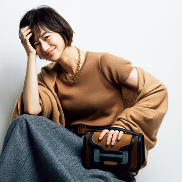 【大人の辛口ベージュコーデ】半袖ニット×大判ストール×ゴールドネックレスでミラノマダム風に