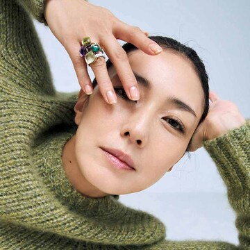 ポメラートのジュエリーを重ねて。冬ニットはカラーストーンで華やぐ。【俳優・板谷由夏の私をつくるジュエリー】