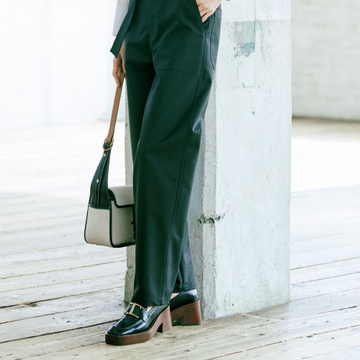 トッズの厚底ローファーでパンツコーデにクラス感をプラス【進化系ローファー】