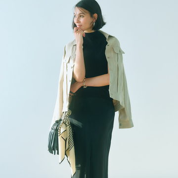 ツヤマットな黒スカートで今どき感のある色気を引き出して【アラフィーの新定番は黒スカート】