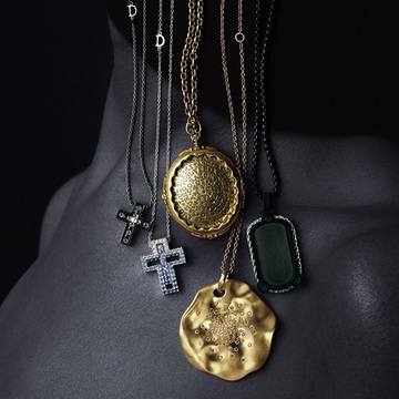 大人の胸元には存在感たっぷりのユニセックスなペンダントを【オーラを生む、インパクトジュエリー】