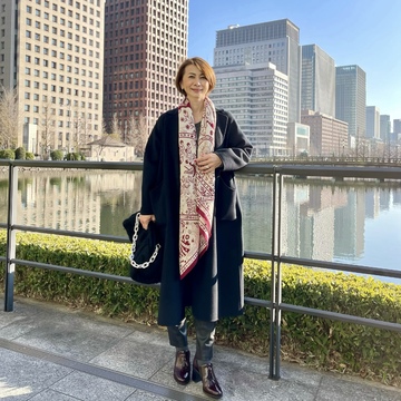 冬のダークカラーコーデに"えんじ色"で赤みをプラス