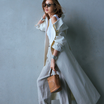 【50代のセンスある日常着】すそ絞りパンツは淡色グラデとシルバージュエリーでリュクスに決めて