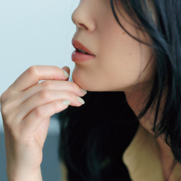 リップは”3度塗り”で存在感のある唇に【ベージュ服×メイクテクニック】