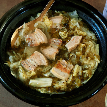 コクとうま味のハーモニー！高菜漬け×豚肉の鍋レシピ【平野由希子さんの肉の煮込み鍋】