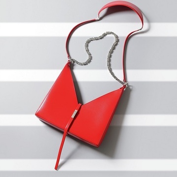 【コーデが引き立つバッグ2選】ジバンシィの「攻め」バッグ＆ミュウミュウのオールシーズンバッグ