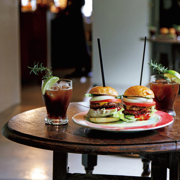 【有元葉子 私の夏の珈琲時間】コーラで割ったさわやかなアイスアメリカーノをランチのお供に