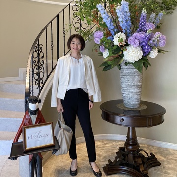 レストランではシンプル＆モノトーンコーデで