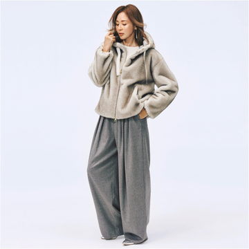 グレーのグラデ配色で、ファーブルゾン×ゆるパンツの楽ちんコーデをリュクスに魅せる。最高気温9℃｜1/20(火)【50代の毎日コーデ】