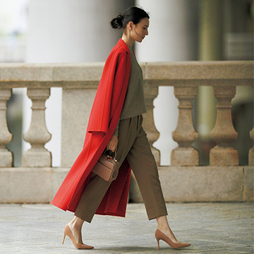 【アラフィーの優秀コート⑤】＜マディソンブルー＞ドラマチックに冬の街並みに映える“カラーコート”