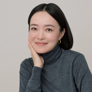 「毛量多めの太眉」はシアーブラウンのマスカラで顔なじみを高めて【大人のリアルな正解眉】