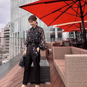 ムーディーなテラスランチは、シアーなブラウスで♡