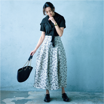 小花柄もモノトーンコーデなら脱フェミニンできる！【柄スカートの着こなし新ルール】