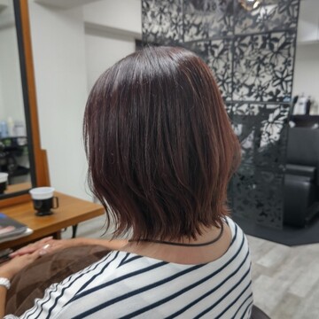 ロングヘアを顎ラインのボブに