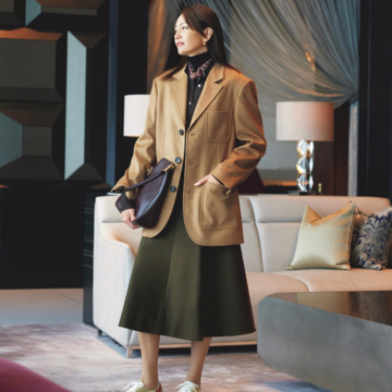 ジャケット×ミディ丈スカートのクラシカルな組み合わせは、ローテクスニーカーでカジュアルさをトッピング。最低気温13℃｜11/5(水)【50代の毎日コーデ】