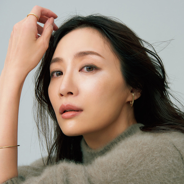 悩み多き50代の目もと“だから”合う！“渋みカーキ”アイライナーで「雰囲気のある人」に