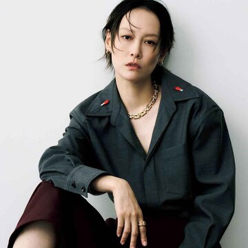 デコルテを美しく演出してくれる「ボッテガ・ヴェネタ」のイエローゴールド【菊地凛子がつけこなす「サマージュエリー」】