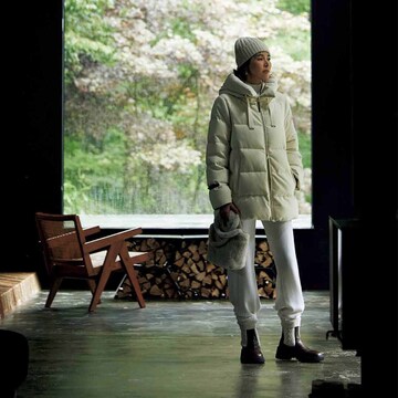 冬の街に映える白！週末に着たい上質ダウンジャケット【戸野塚かおるの「ウィークエンド・ラグジュアリー」】