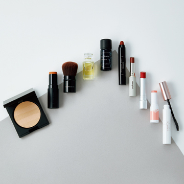 ＜スタイリスト・大草直子さん＞プラスα効果を備えた厳選アイテム【麗しマダムのポーチの中身】