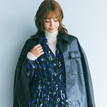 顔映えアップも！ オフホワイトの極薄タートルニットをワンピースの下に重ねて華やか増し