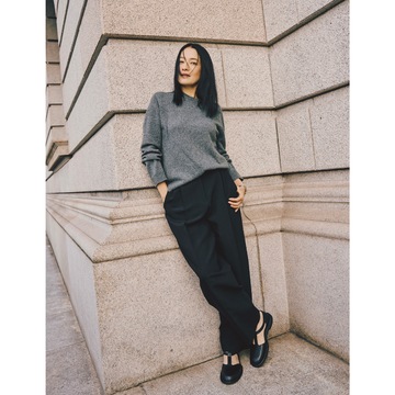 究極にシンプルなグレーニット×黒パンツのワンツーコーデは、ボリューム感ある足元でモダンさを加味。最低気温13℃｜4/17(木)【50代の毎日コーデ】