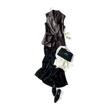 レザージレを素肌にまとう着こなしで、本格的に秋のおしゃれへ歩みを進める。気温24℃｜9/29(月)【50代の毎日コーデ】