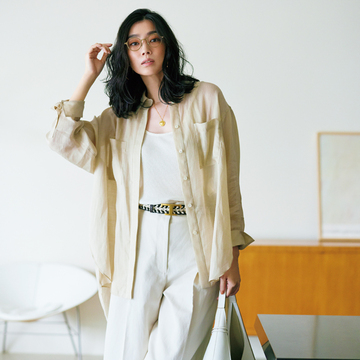 軽いアウター感覚ではおれるヒップ下丈の「透け感シャツ」