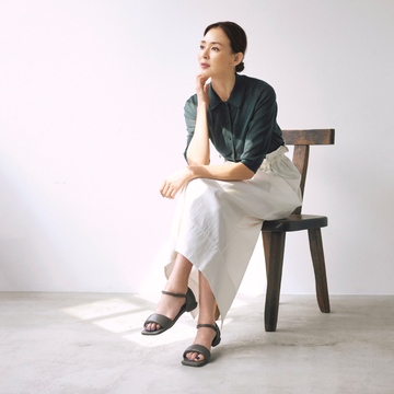 ポロニットとサンダルをグレーでリンクさせ、ラフな装いを手抜きに見せないこなれ感を演出。最高気温29℃｜8/29(金)【50代の毎日コーデ】