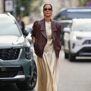 2025年秋冬はブラウンレザージャケットが大本命！上品さを漂わせる旬な着こなし方は？【おしゃれな大人は何着てる？海外ファッションSNAP】