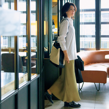 【レースアップシューズ×女っぽスカートコーデ】つやマニッシュ靴で知的な印象に