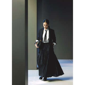 ハンサムなタキシードジャケットとフレアスカートでオフィス仕様の黒コーデをドレスアップ！気温22℃｜5/14(水)【50代の毎日コーデ】