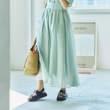 トッズのボリュームスポサンで夏のワンピースコーデにほどよいアクセントを