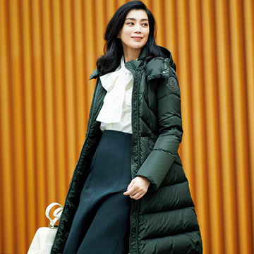 【変形ダウンコート】技ありデザインでリッチな仕上がり！50代に似合うダウンコート2選