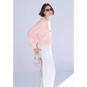 パステルピンク×ホワイトの清潔感ある甘さで、50代のカジュアルコーデにもときめきを。気温19℃｜3/30(日)【50代の毎日コーデ】