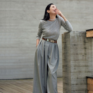 主役はしなやかで贅沢なたっぷり量感のワイドパンツ