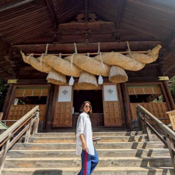 パワースポットの自然と融合する最古の神社