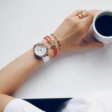 「ルイ・ヴィトン」のダイバーズウオッチにビビットなコードブレスを重ねて手もとを華やかに！